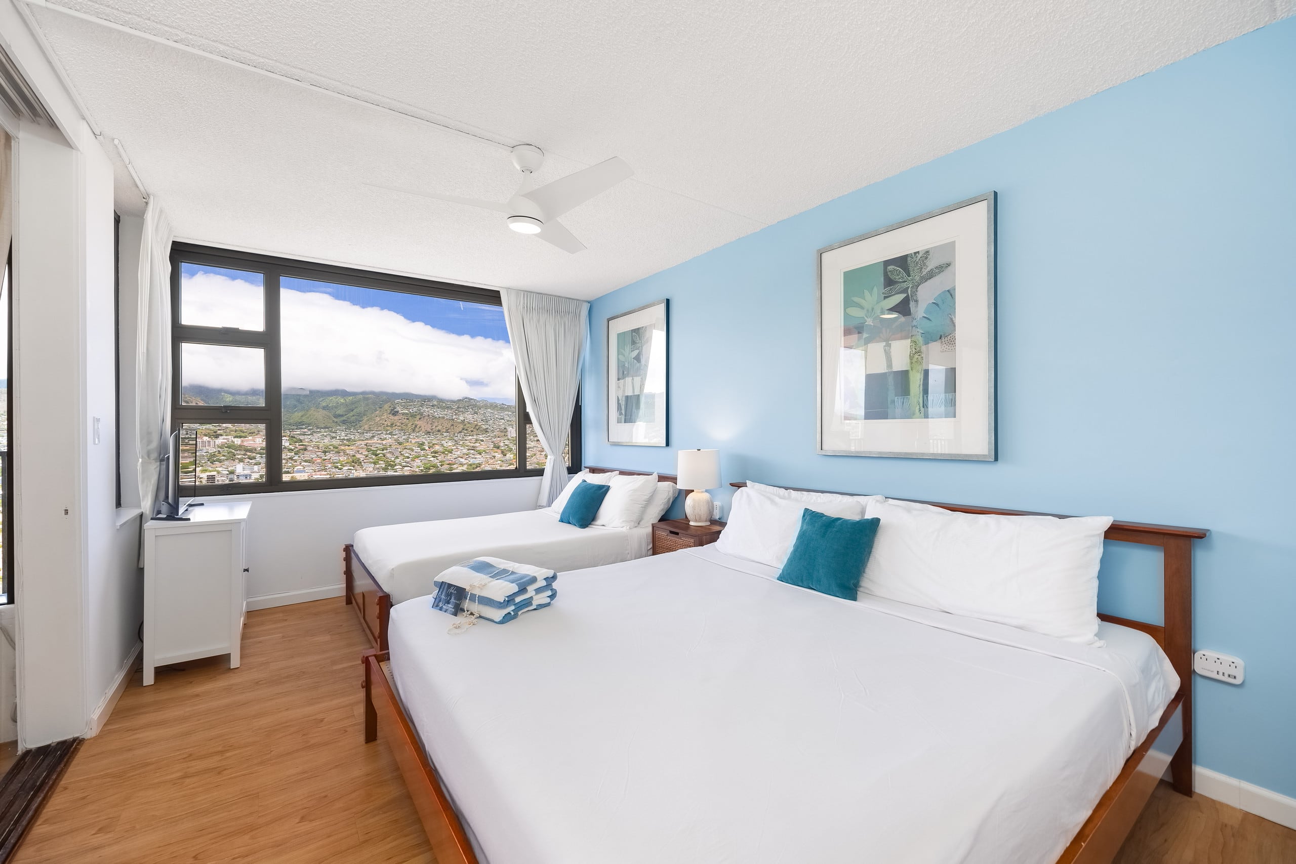 Fabulous Mountain View w/ Free Parking, Near Beach - Image 31
