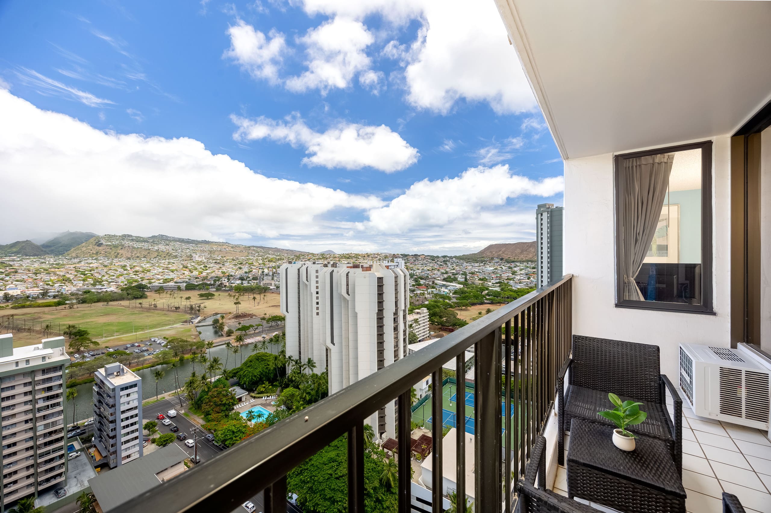 Fabulous Mountain View w/ Free Parking, Near Beach - Image 48