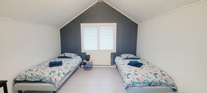 Chumba cha 2 cha kulala: 
- vitanda 3 90x190 magodoro SIMONS na Bultex
- Mito 3
- duveti 3
- Chumba cha kuvaa kilicho na rafu 2 za kuhifadhi, kabati la nguo, viango 6, midoli.
- Adapta, Wi-Fi
Uwezekano wa kutengeneza kitanda 1 180x190, duvet watu 2 wanapatikana