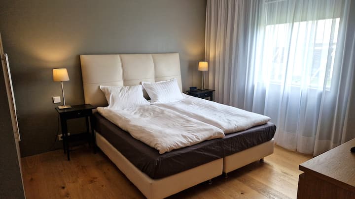 ห้องนอนใหญ่พร้อมเตียงคิงไซส์ 180 ซม. x 200 ซม ./ 71 "x 79" 
60 inc. TV. 