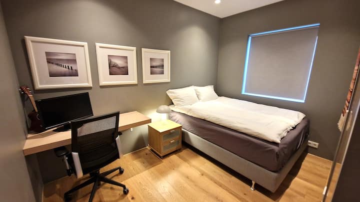 ห้องนอน 3 พร้อมเตียงควีนไซส์ 160 ซม. x 200 ซม ./ 63 "x 79" 
โต๊ะสำนักงานพร้อมจอภาพ  