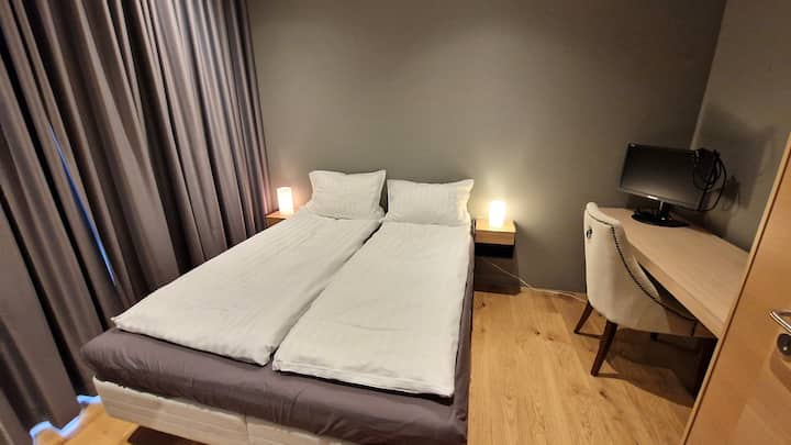 ห้องนอน 2 เตียงควีนไซส์ 160 ซม. x 200 ซม ./ 63 "x 79" โต๊ะพร้อมจอภาพ 