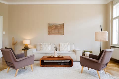 Luxury City-Apartment with Schlossberg views