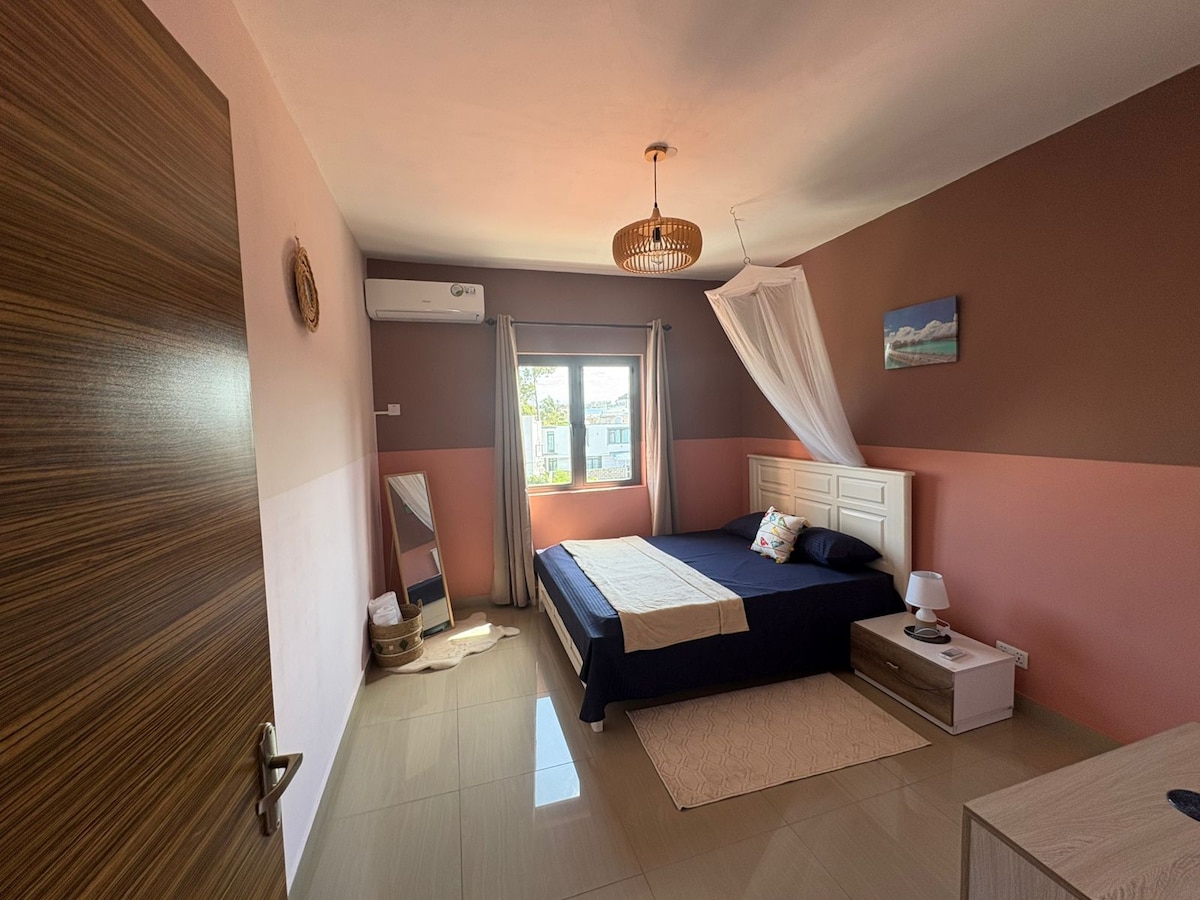 ห้องนอนพร้อมเตียงคู่ เครื่องปรับอากาศ และลิ้นชักขนาดใหญ่สำหรับจัดเก็บของ