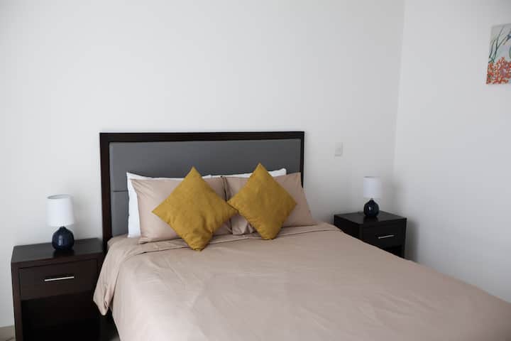 Habitación fresca y cómoda para descansar bien después de un día de paseo.