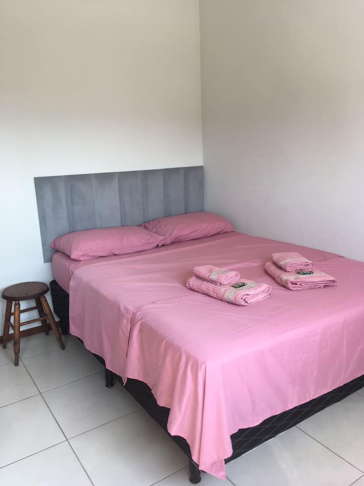 Cama doble, con un juego de sábanas completas y toallas de cara y baño. 