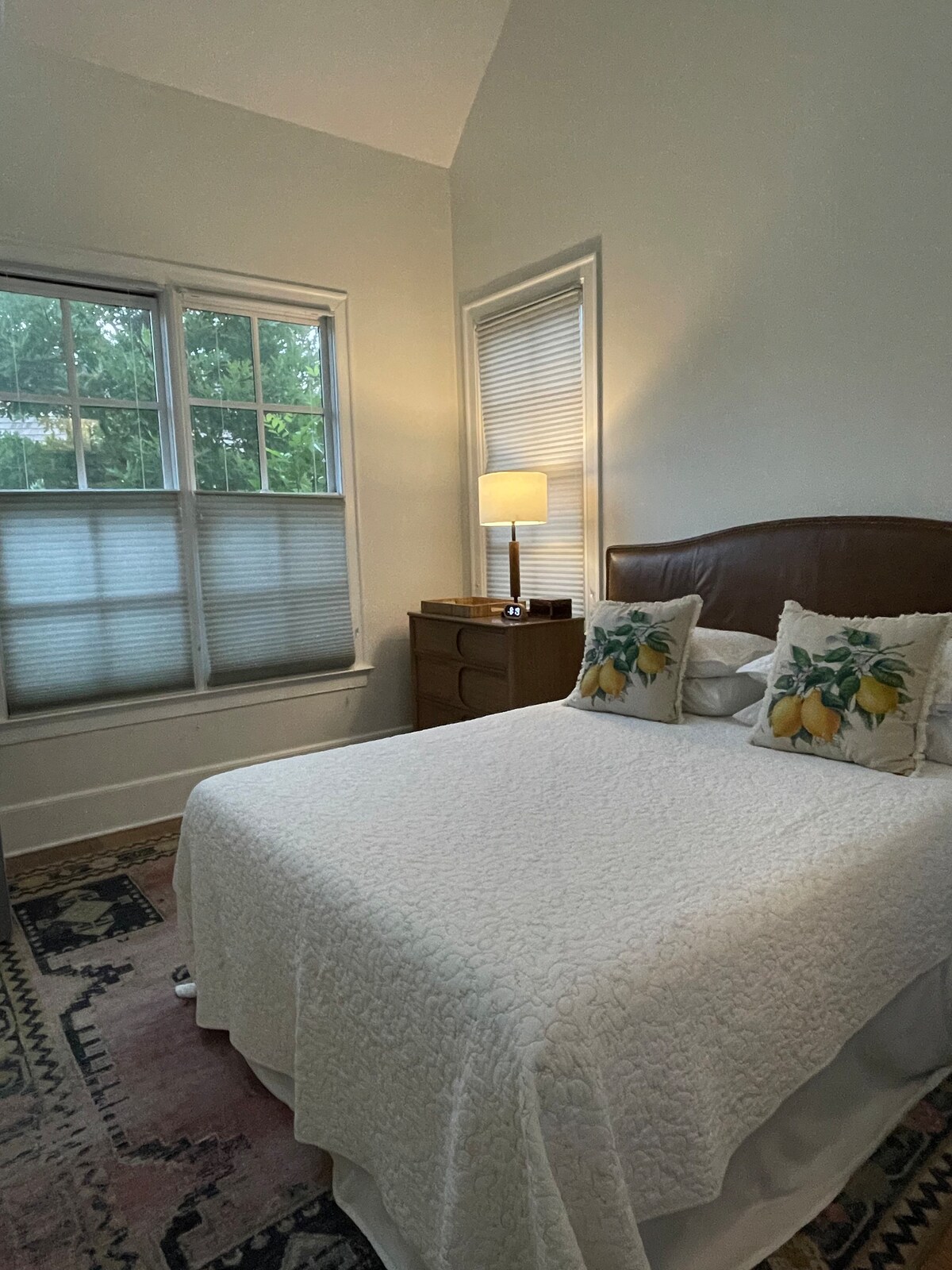 Chumba cha kulala cha bustani kilicho na kitanda aina ya queen. Kitanda pacha cha ziada kinaweza kutolewa kwa ombi.