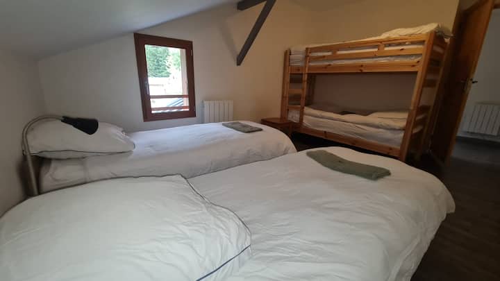 Dhoma e gjumit 2
1 krevat dopio 160x200 ose 2 krevate dopio
2 bunks 90x190