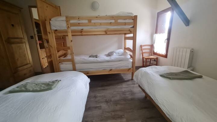 Dhoma e gjumit 1
1 krevat dopio 160x200 ose 2 krevate dopio
2 bunks 90x190