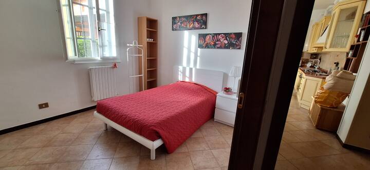 ห้องสีขาวพร้อมตู้เสื้อผ้าขนาดใหญ่