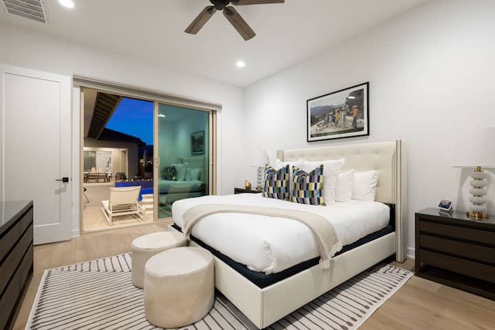 Primárna spálňa s luxusným nábytkom,  elektrickými zatemňovacími žalúziami a ľahkým prístupom do bazéna/kúpeľov