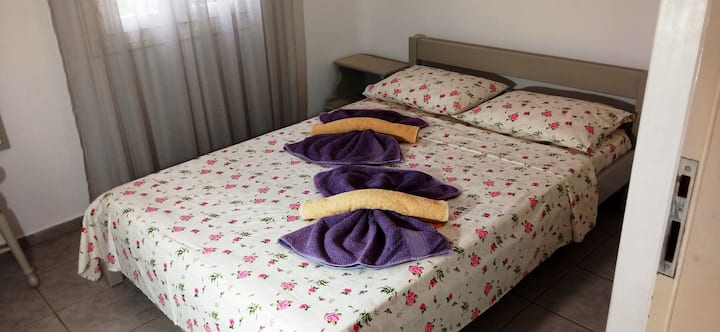 Овде има еден брачен кревет (широк 150-179 см).