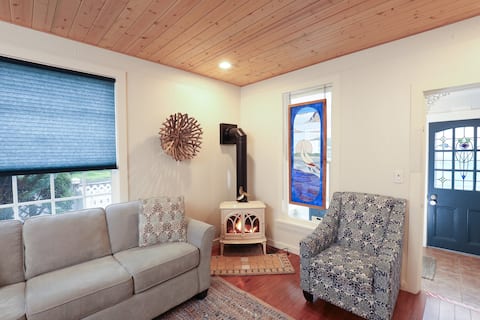 Historic 1882 Beach Cottage 2BR*King Bd *Fireplace