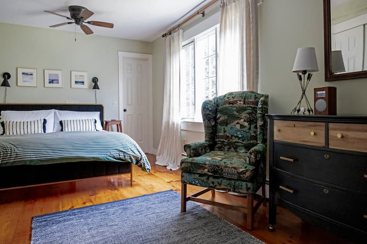 King bedroom on the first floor for 1-2 guests, with en suite access to the full bathroom.