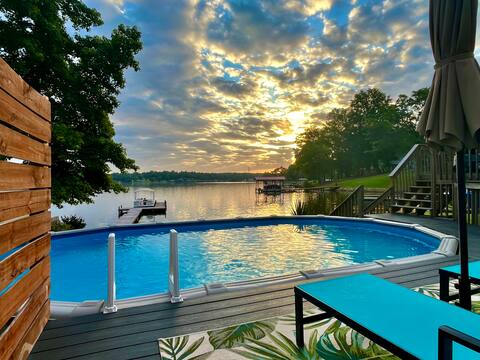 Private, relaxing, cottage on lake with fireplace