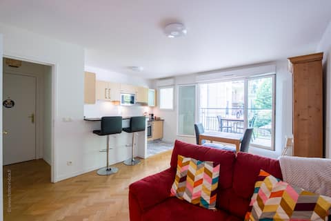 2 rooms in the city center with terrace and parking