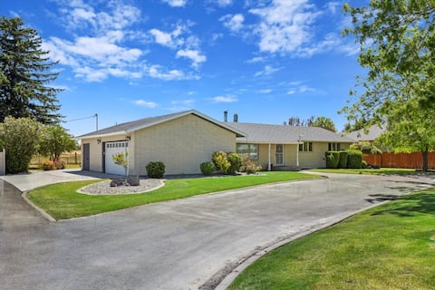 Rosie's Retreat-Newly Renovated, Modern Sleeps 21!