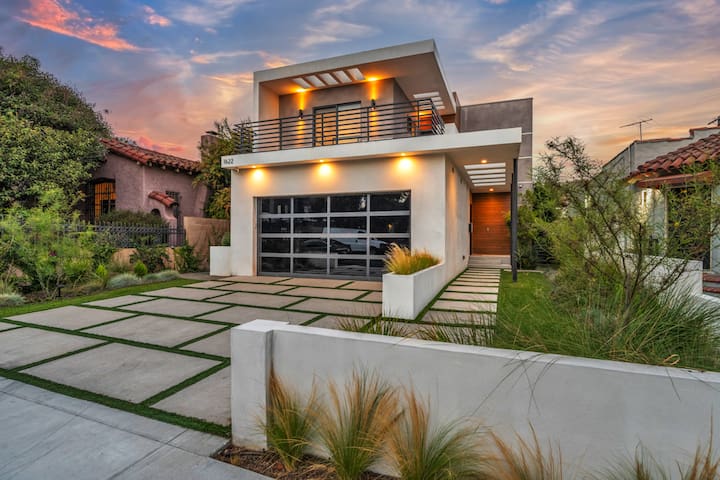 2 story Modern Villa open concept house pool/spa.