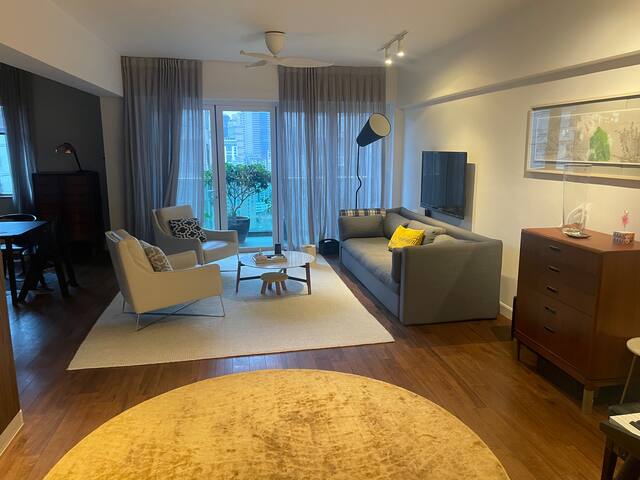 Spacious & stylish 2 bedroom flat -Stubbs road gallery image 2