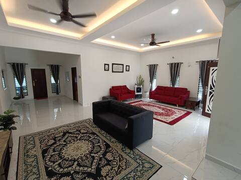 Homestay Qaisara (private pool)