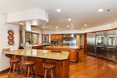 Lux 8 Bedroom! HOT TUB! Gym! Close to Bear Mtn!