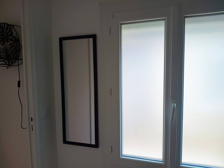 Prozor sa sjenilom, spavaća soba otvara se prema malom dvorištu, straga