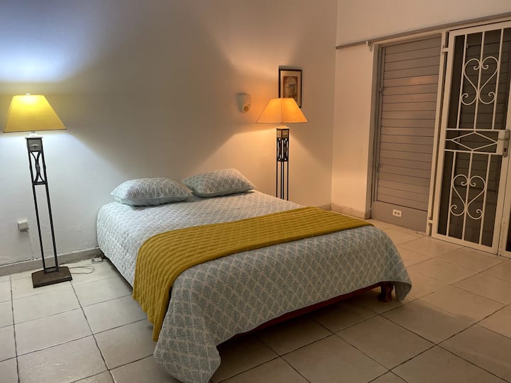 Primarno sa spojenom kadom s tušem (2 ppl) s izravnim pristupom terasi s bazenom