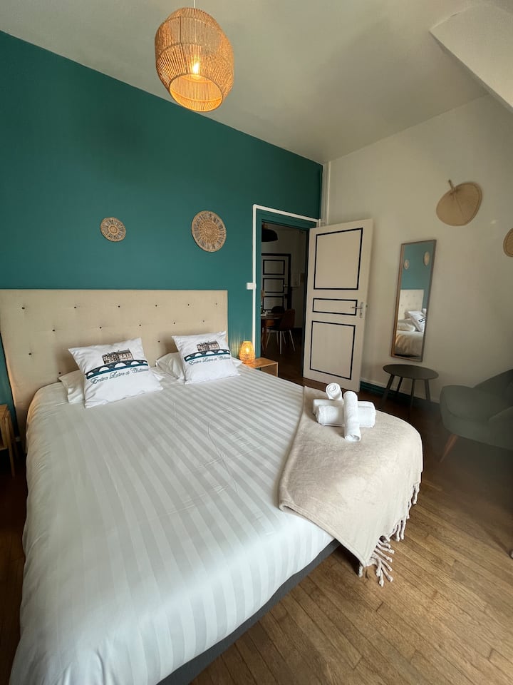 Le chambre 1, avec son paquet massif et son coin salon