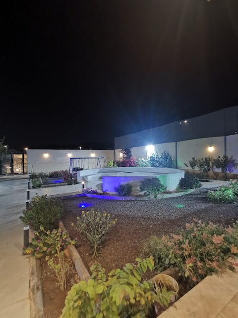 Beautiful full house with garden and private pool