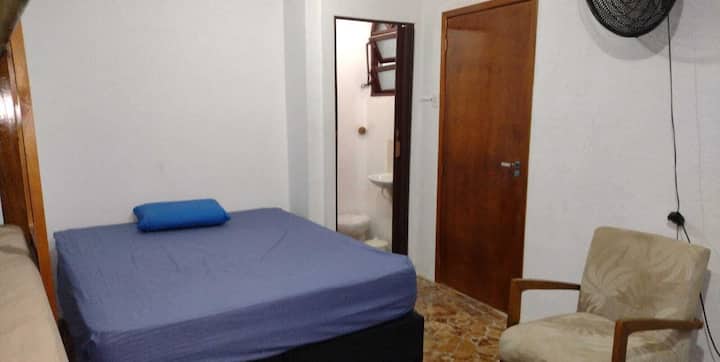 Há um lavabo disponível em um dos nossos dormitórios 
