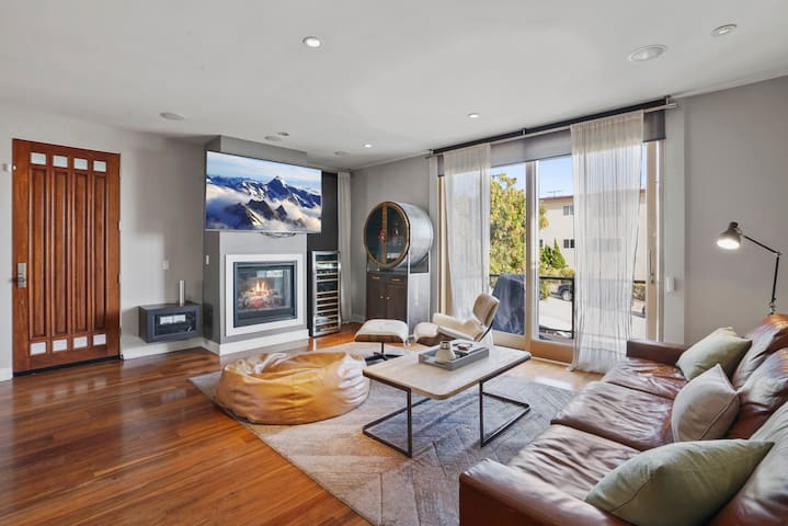 Modern 3 bed/ 3.5 bath Townhome in Little Italy