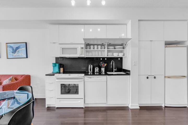 Elegant Downtown Toronto Condo gallery image 5