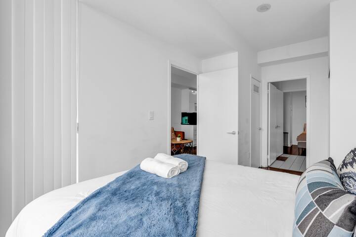 Elegant Downtown Toronto Condo gallery image 2