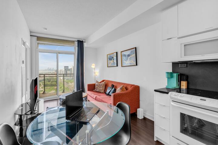 Elegant Downtown Toronto Condo gallery image 3