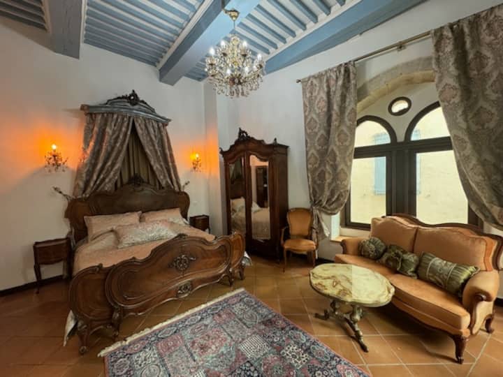 Vráťte  sa do krásneho súkromného hlavného apartmánu s manželskou posteľou King, sedacou áriou a kúpeľňou.