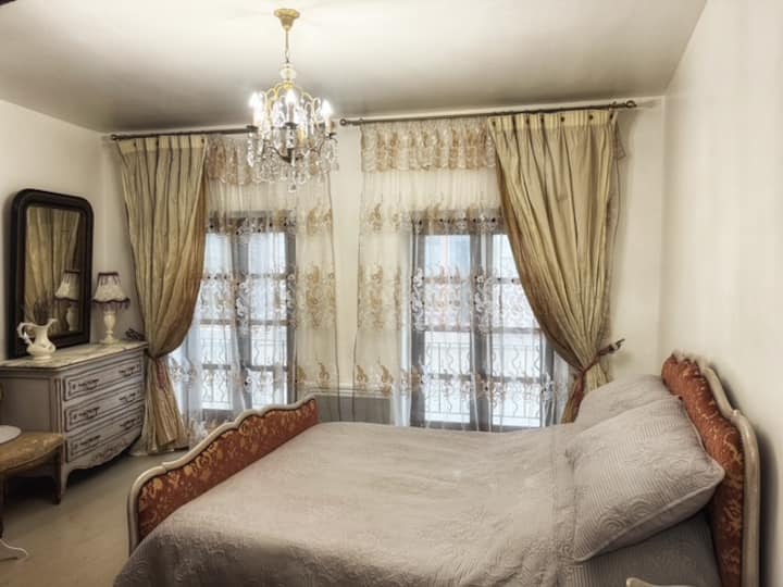 Druhá spálňa s manželskou posteľou , starožitným nábytkom  a vlastnou kúpeľňou so starožitnou vaňou. 