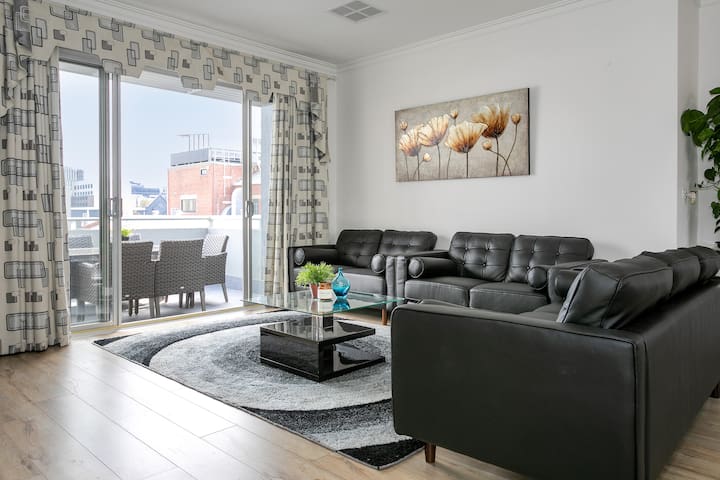 Super comfy – super spacious – walk to CBD