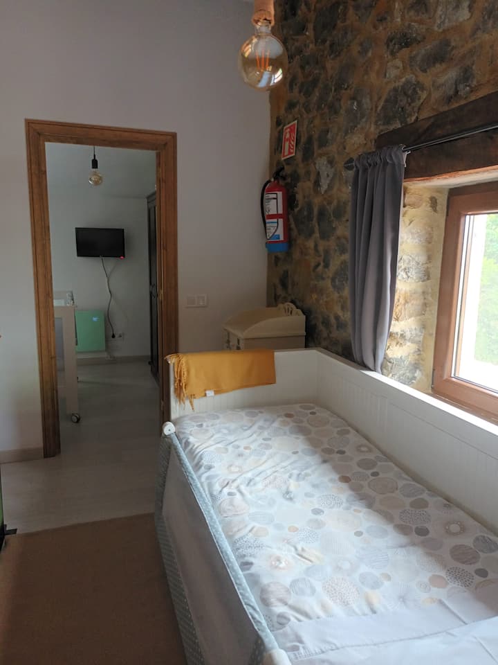 Spavaća soba 2 otvorena je soba s krevetom za jednu osobu s ladicama i simfonijom 