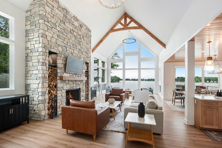 New Hutchins Lake Premium Lakefront Home-Sleeps 17