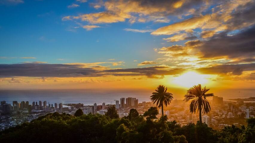 Free parking! Ocean/Mountain View Deluxe BNB! gallery image 3