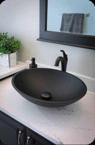 Free parking! Ocean/Mountain View Deluxe BNB! gallery image 5