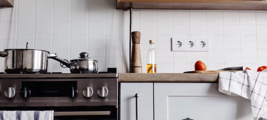 Free parking! Ocean/Mountain View Deluxe BNB!