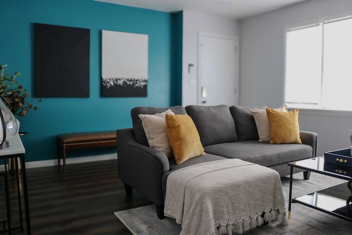 Newark Gem: Chic & Spacious Duplex w/ Deck gallery image 2