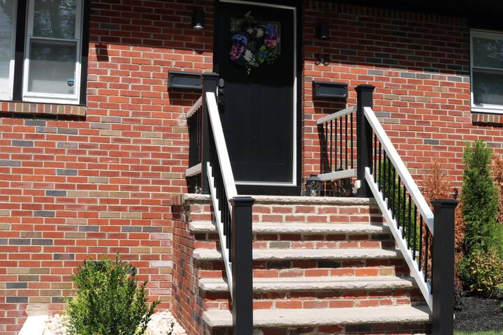 Newark Gem: Chic & Spacious Duplex w/ Deck