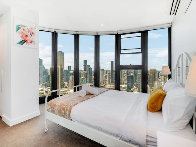 Unique Melbourne Sky High 3 Bed -Rooms 2 Bath