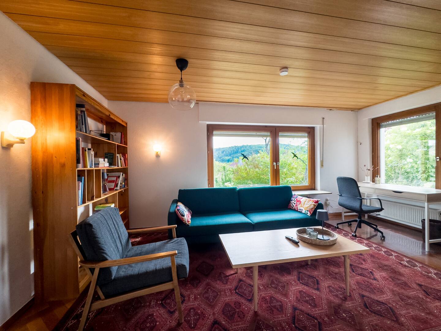 Sunroom 2 Bed Apartment West Town B17 — photo 3