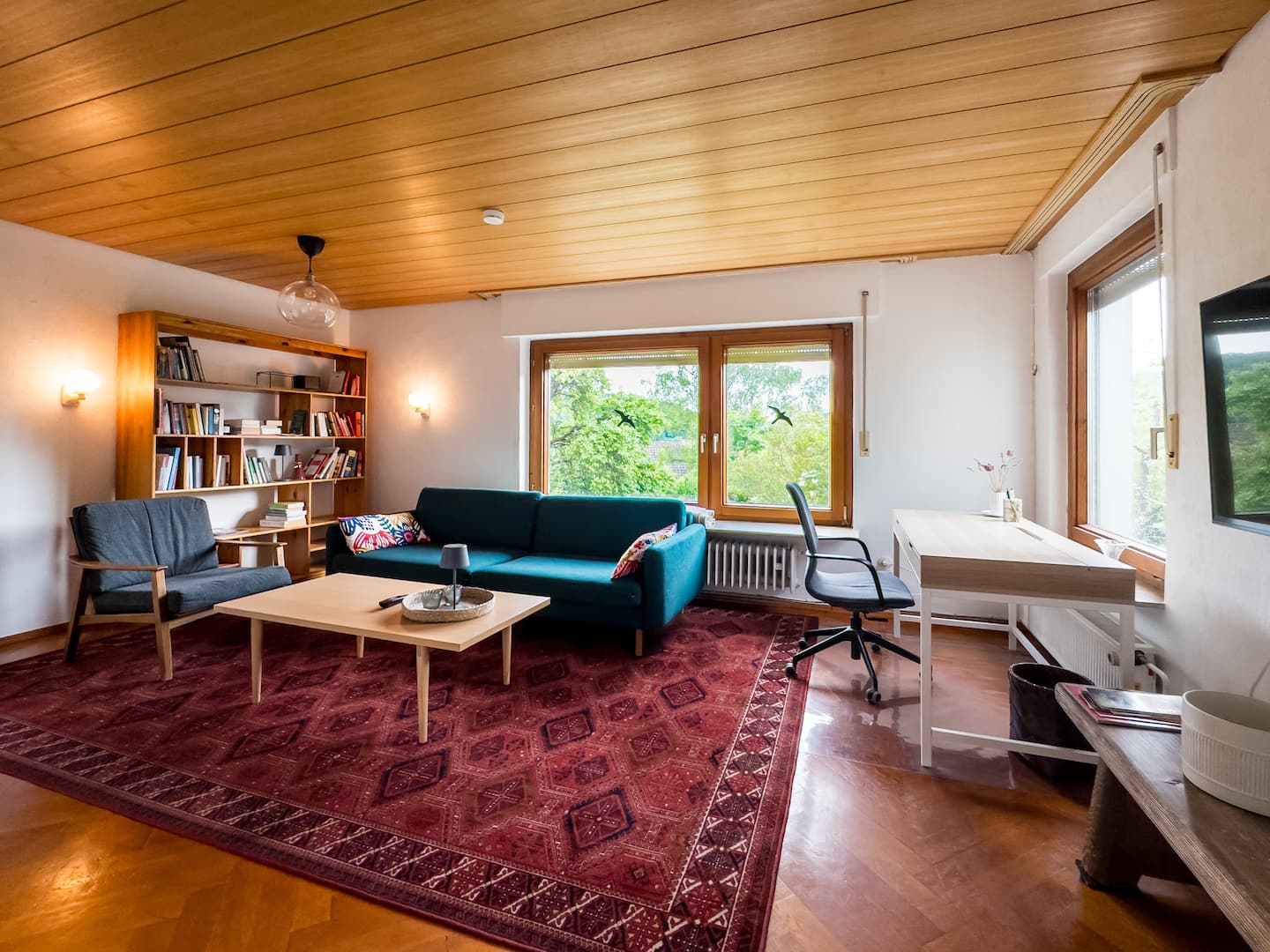 Sunroom 2 Bed Apartment West Town B17