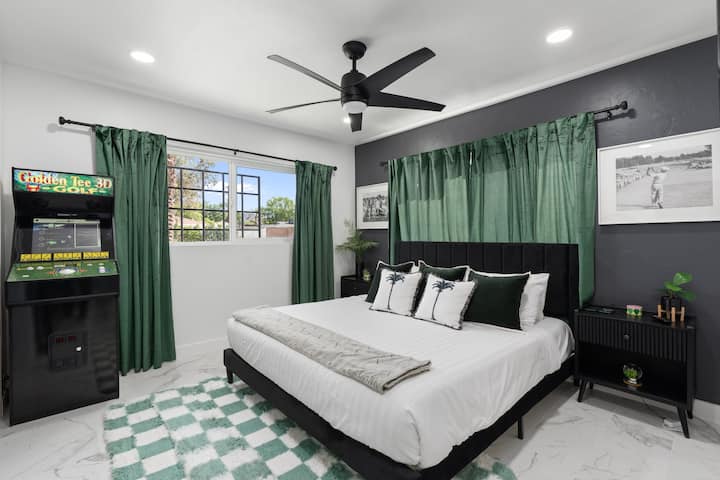 Спалня две има двойно легло king size, Apple TV и Golden Tee!