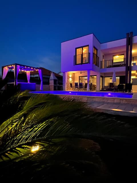 *Villa Olivia Zaton* by the Sea, Heated Pool & Spa