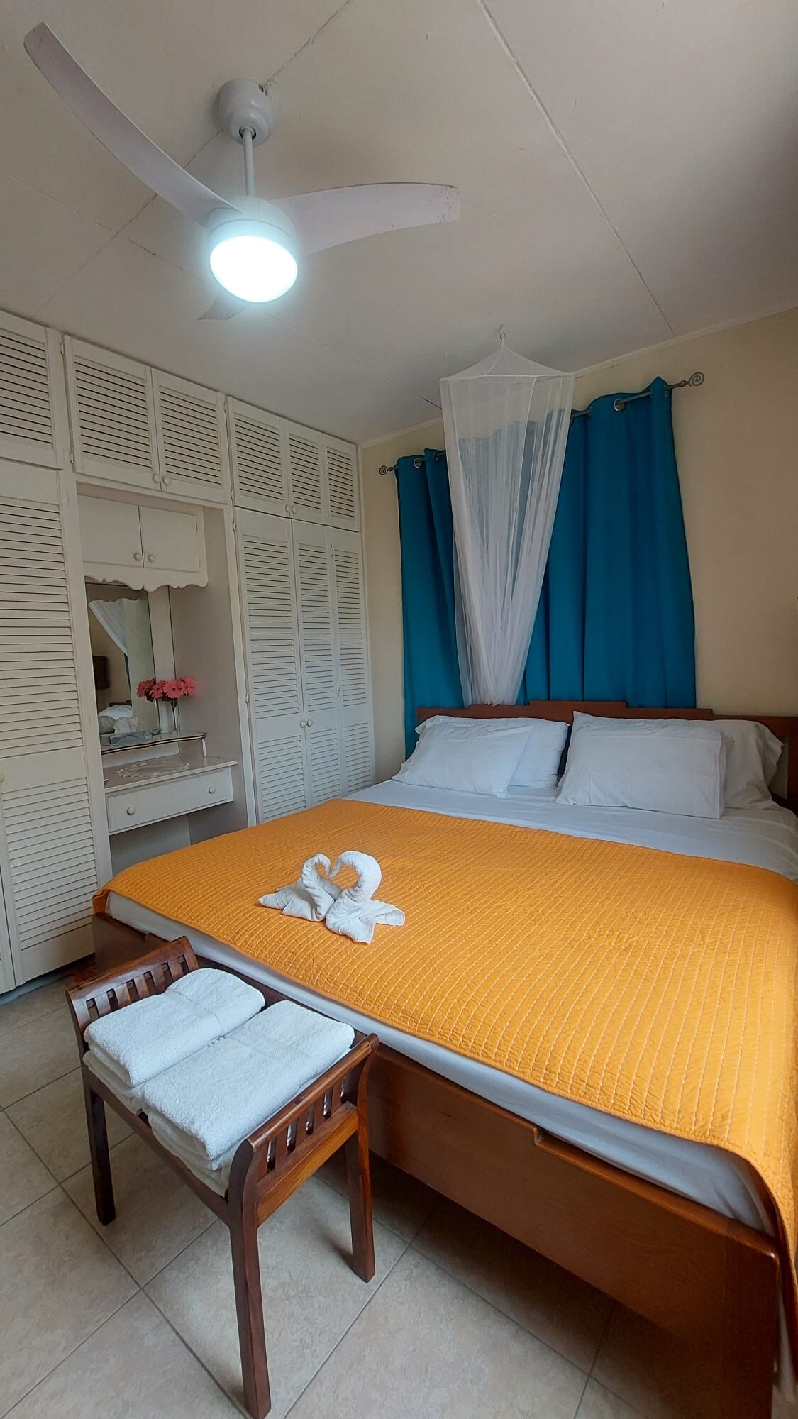 Toto je hlavná spálňa v ubytovaní.  Má manželskú posteľ, klimatizáciu, stropný ventilátor a umývadlo na tvár.